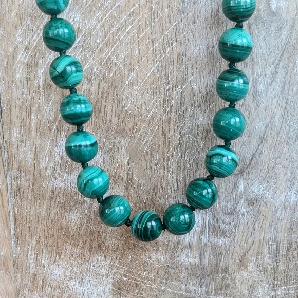 Elegant Green Beaded Necklace - Picture 2 of 5